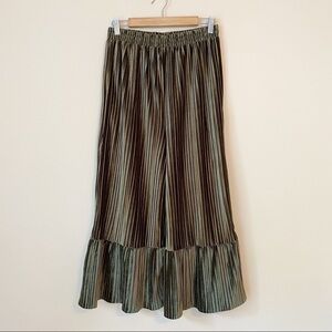 Umgee Ruffle Velvet Ribbed Cropped Green Pants - M